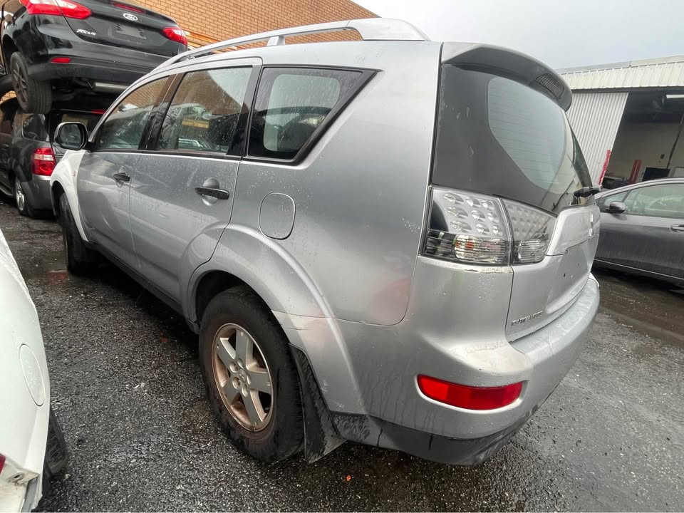 2008 WRECKING MITSUBISHI OUTLANDER photo 4