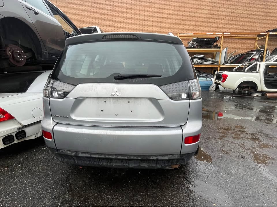 2008 WRECKING MITSUBISHI OUTLANDER photo 5