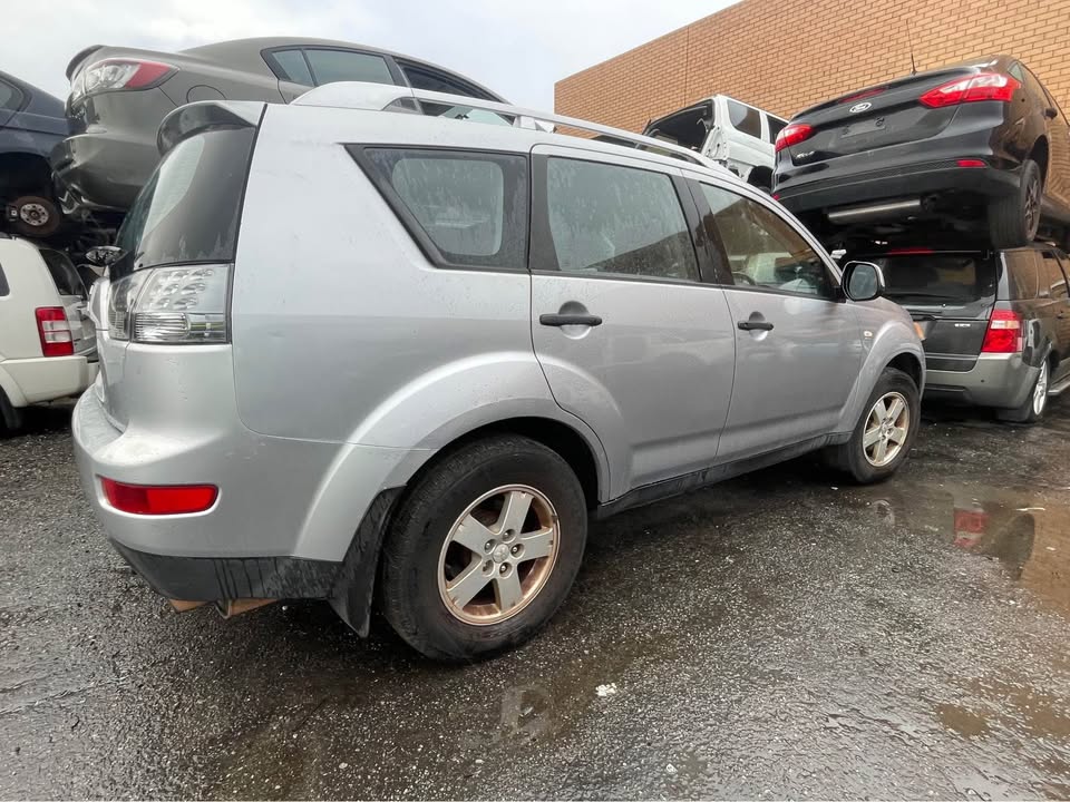 2008 WRECKING MITSUBISHI OUTLANDER photo 6