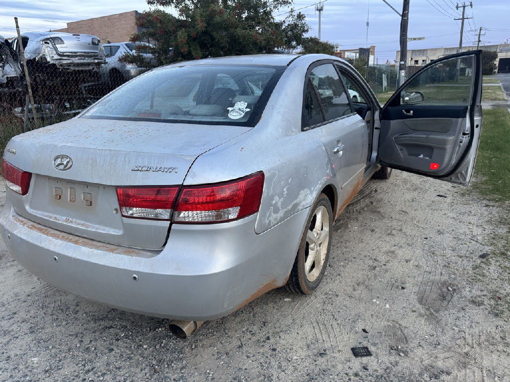 2005 Hyundai Sonata photo 4