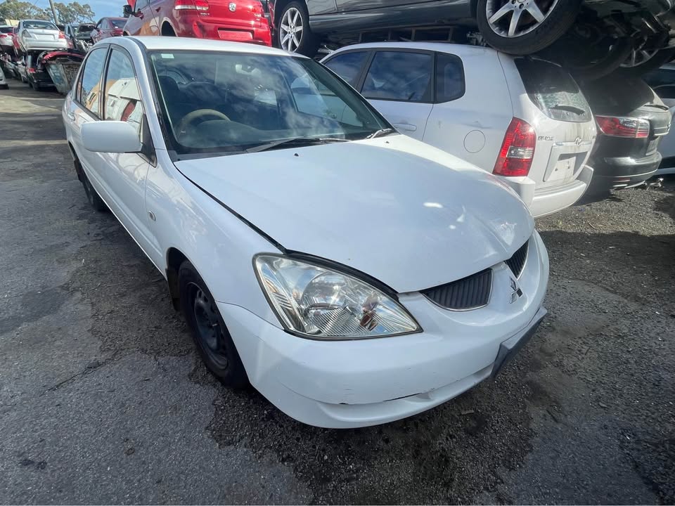 2004 Wrecking Mitsubishi LANCER photo 2