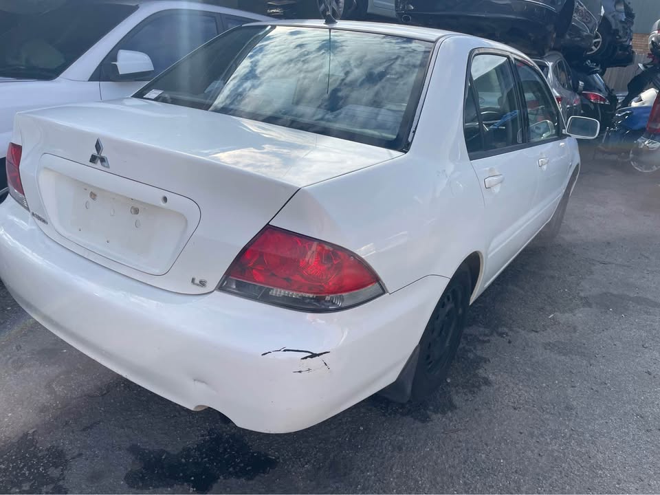 2004 Wrecking Mitsubishi LANCER photo 4