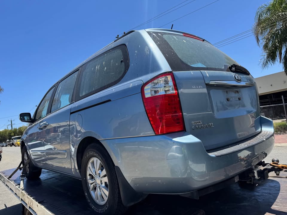 2010 KIA Carnival photo 4