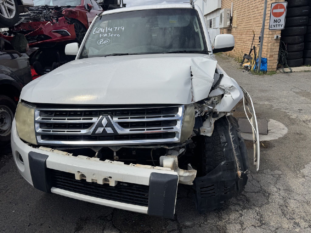 2010 Mitsubishi Pajero photo 2