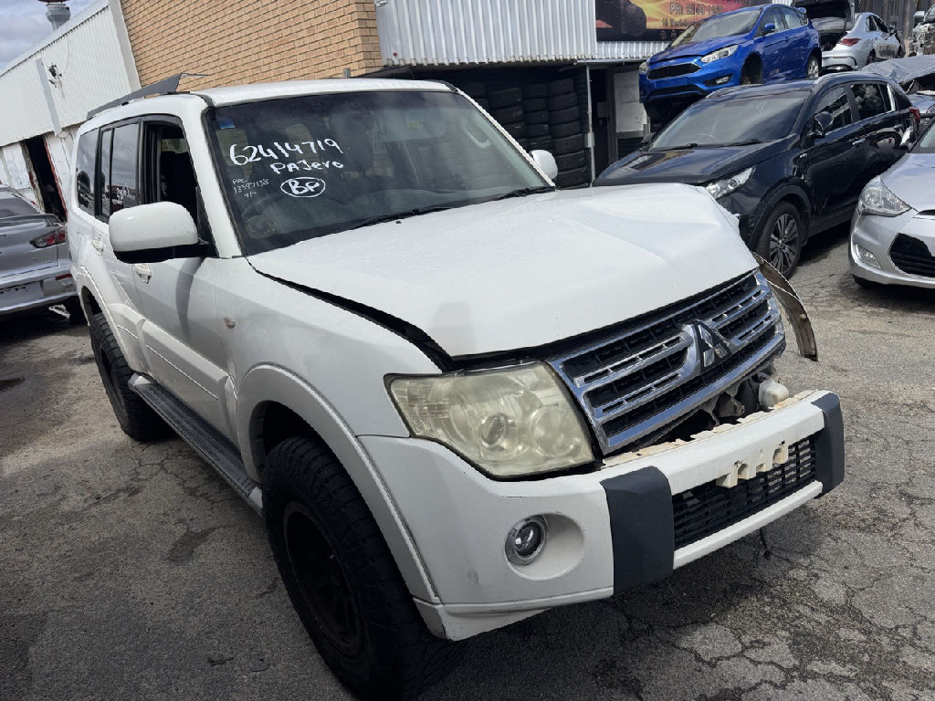 2010 Mitsubishi Pajero photo 3