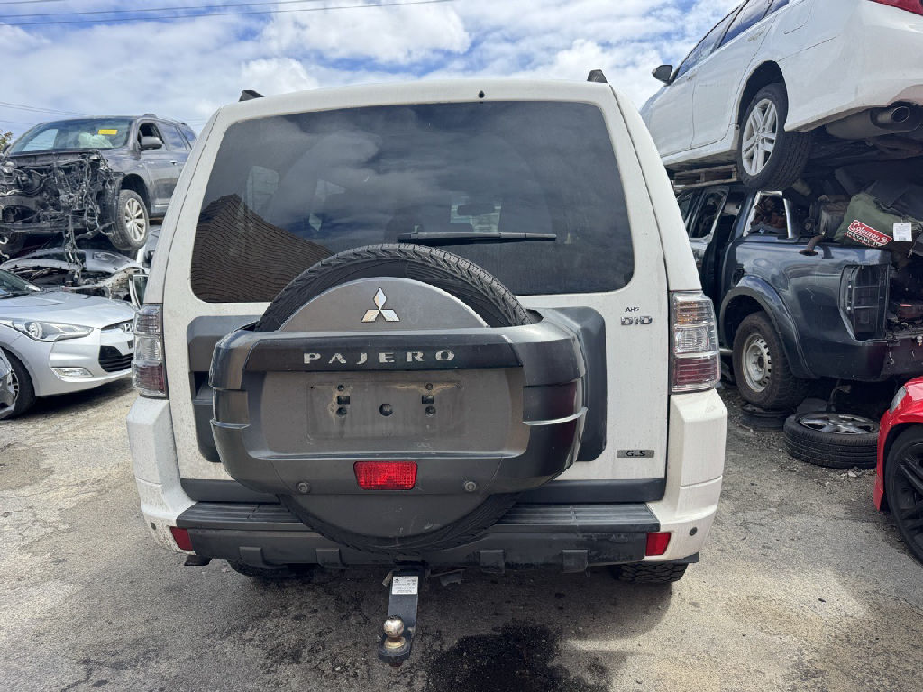 2010 Mitsubishi Pajero photo 5