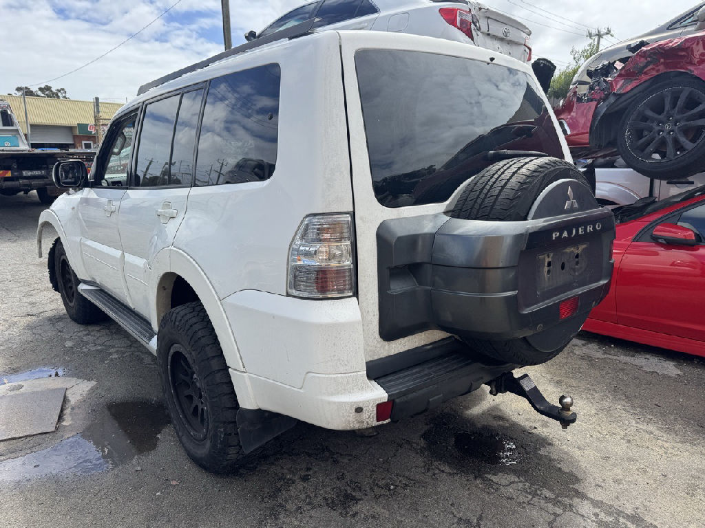 2010 Mitsubishi Pajero photo 6