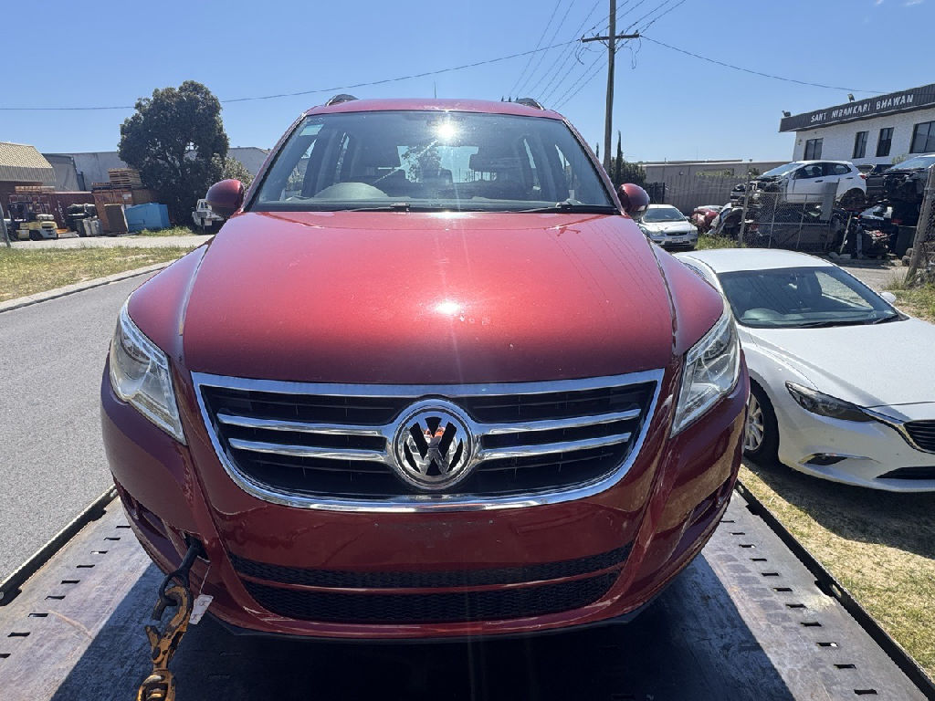 2010 Volkswagen Tiguan photo 2