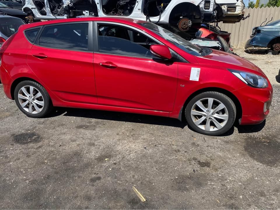 2013 HYUNDAI ACCENT photo 3