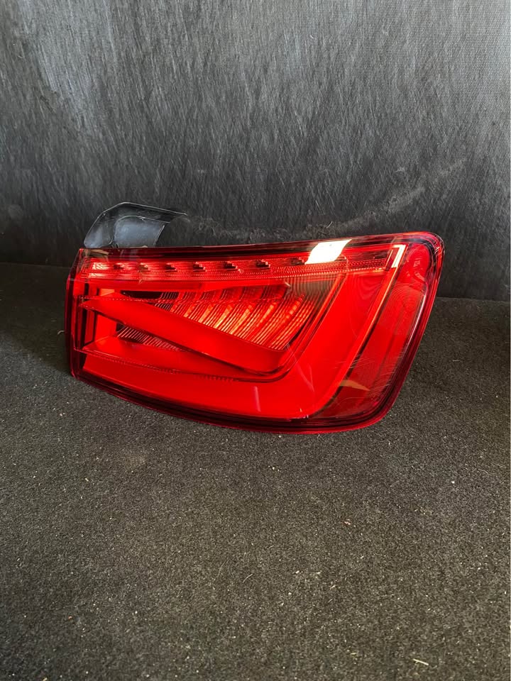 RIGHT TAILLIGHT