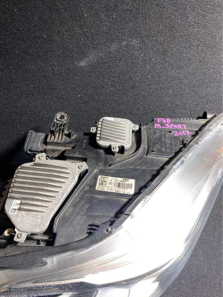 Right Headlight photo 4