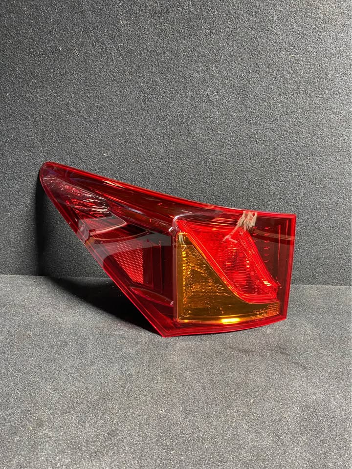 LEFT TAILLIGHT