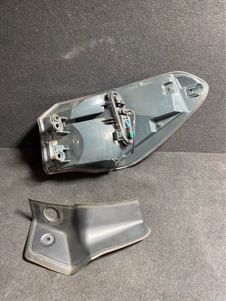 LEFT TAILLIGHT photo 3