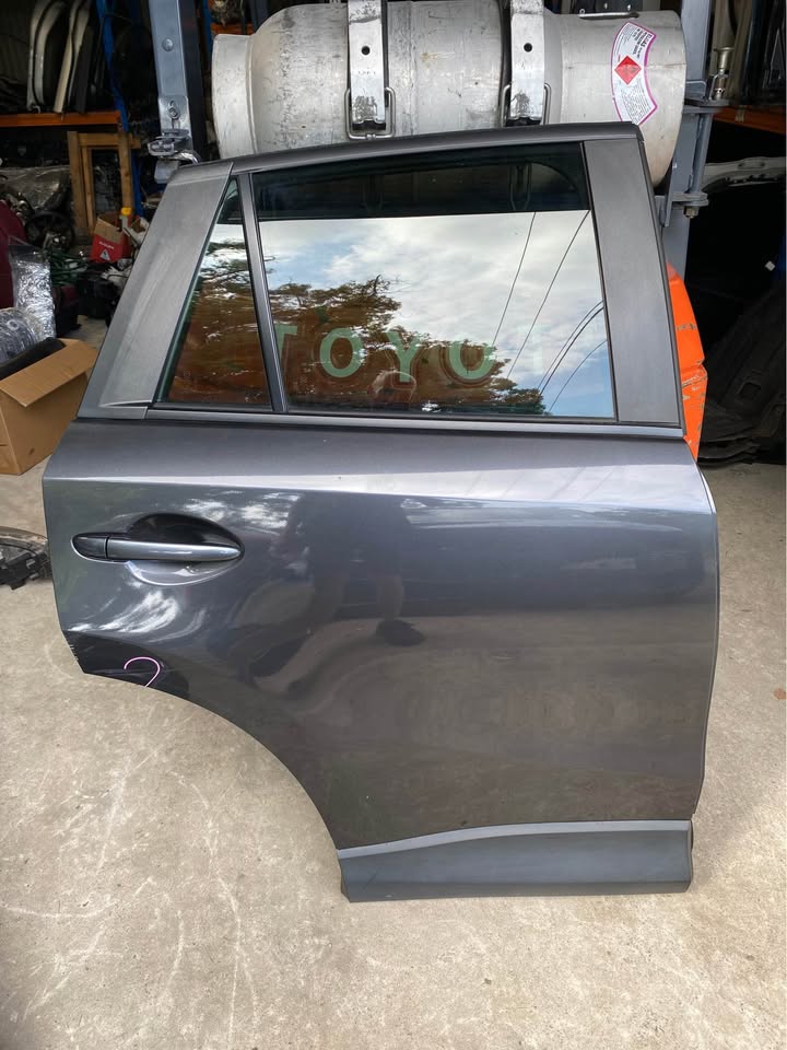 RIGHT REAR DOOR