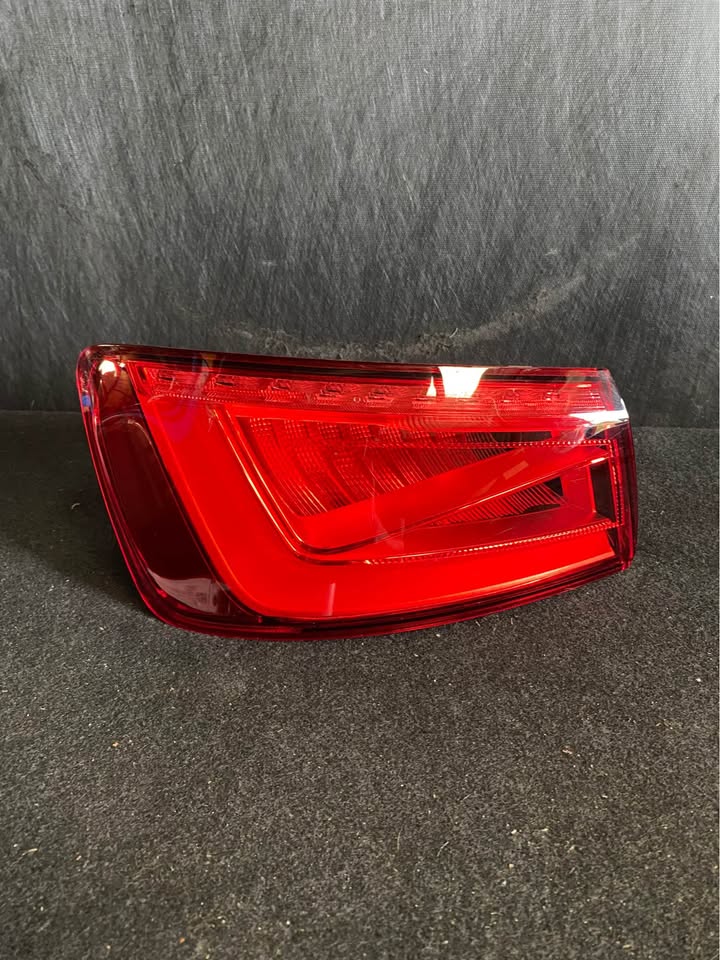 LEFT TAILLIGHT