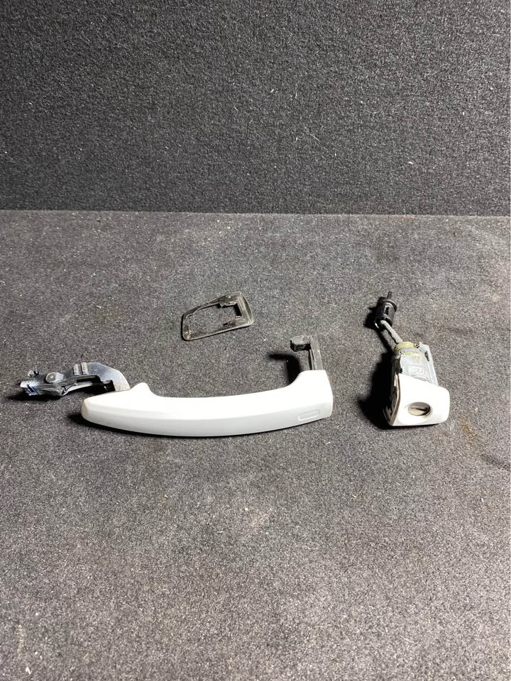 DOOR HANDLE