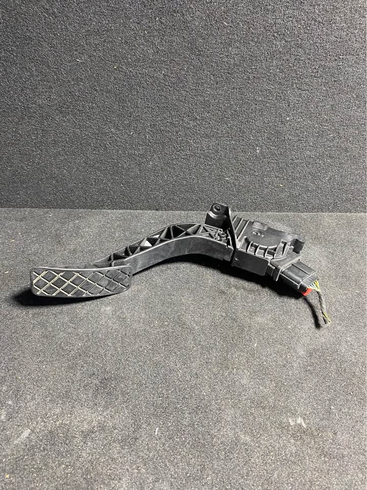 ACCELERATOR PEDAL