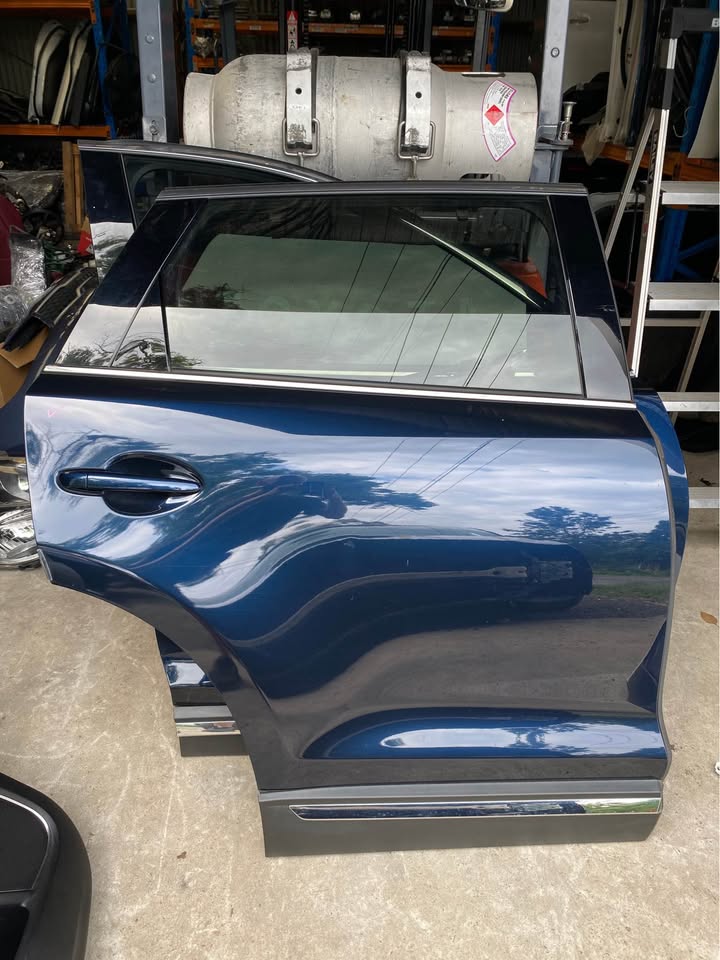 RIGHT REAR DOOR