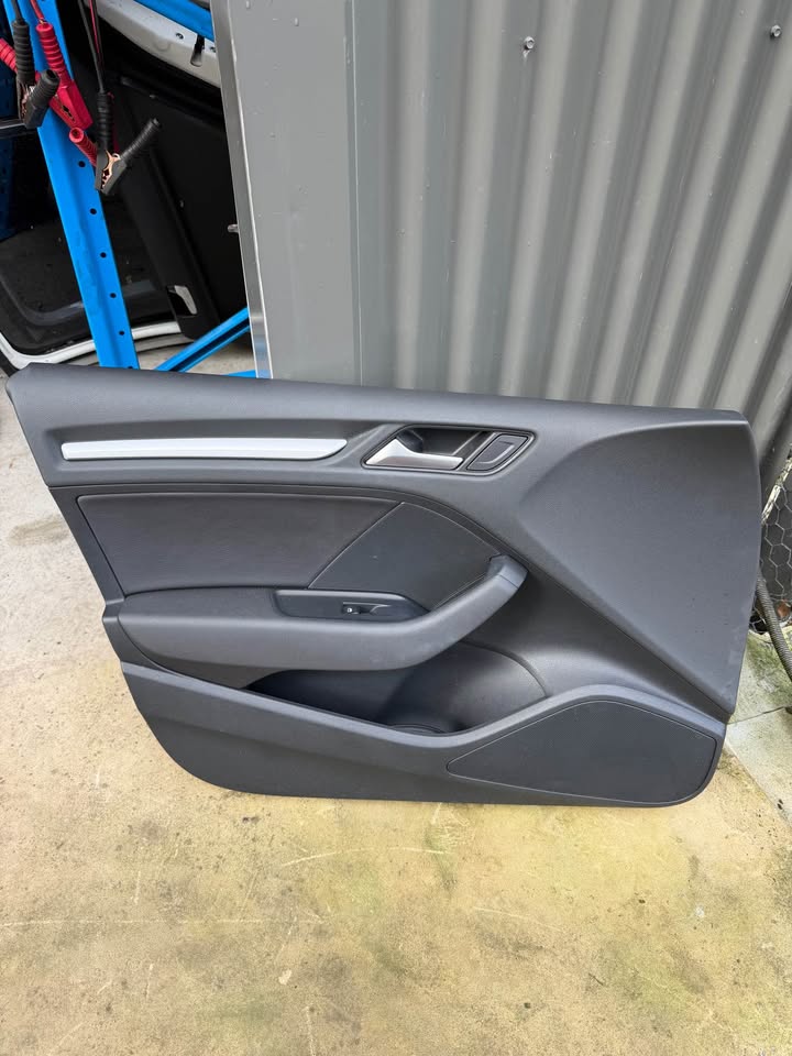 LF DOOR TRIM