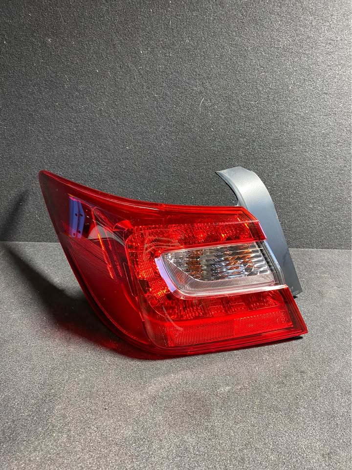 LEFT TAILLIGHT