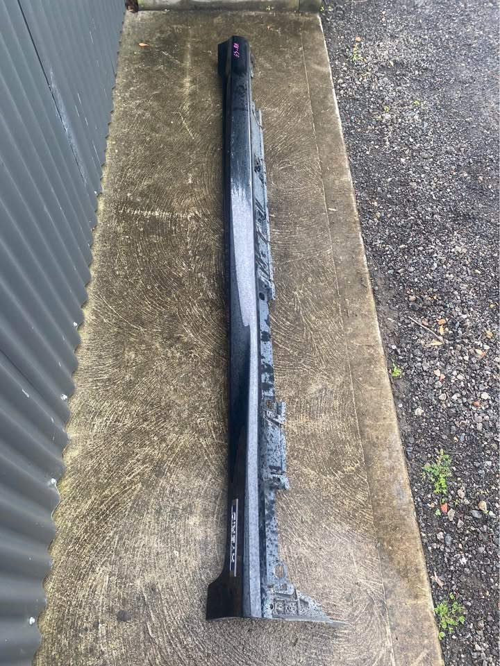 RH SIDE SKIRT