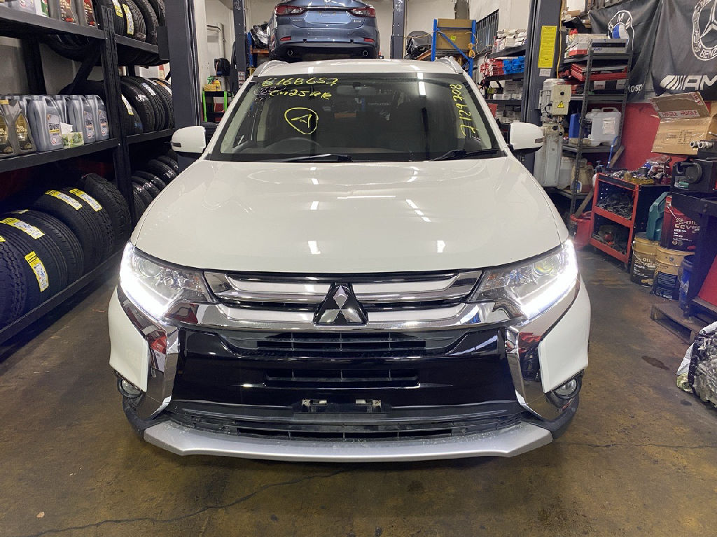 2017 Mitsubishi Outlander photo 2