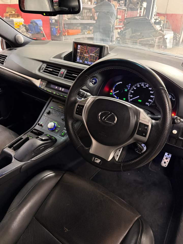 F SPORT 2013 LEXUS CT200H photo 4