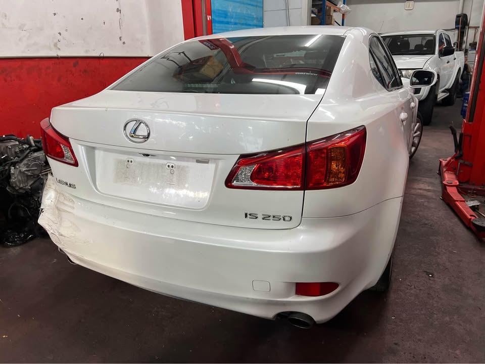 2010 LEXUS IS250 photo 5