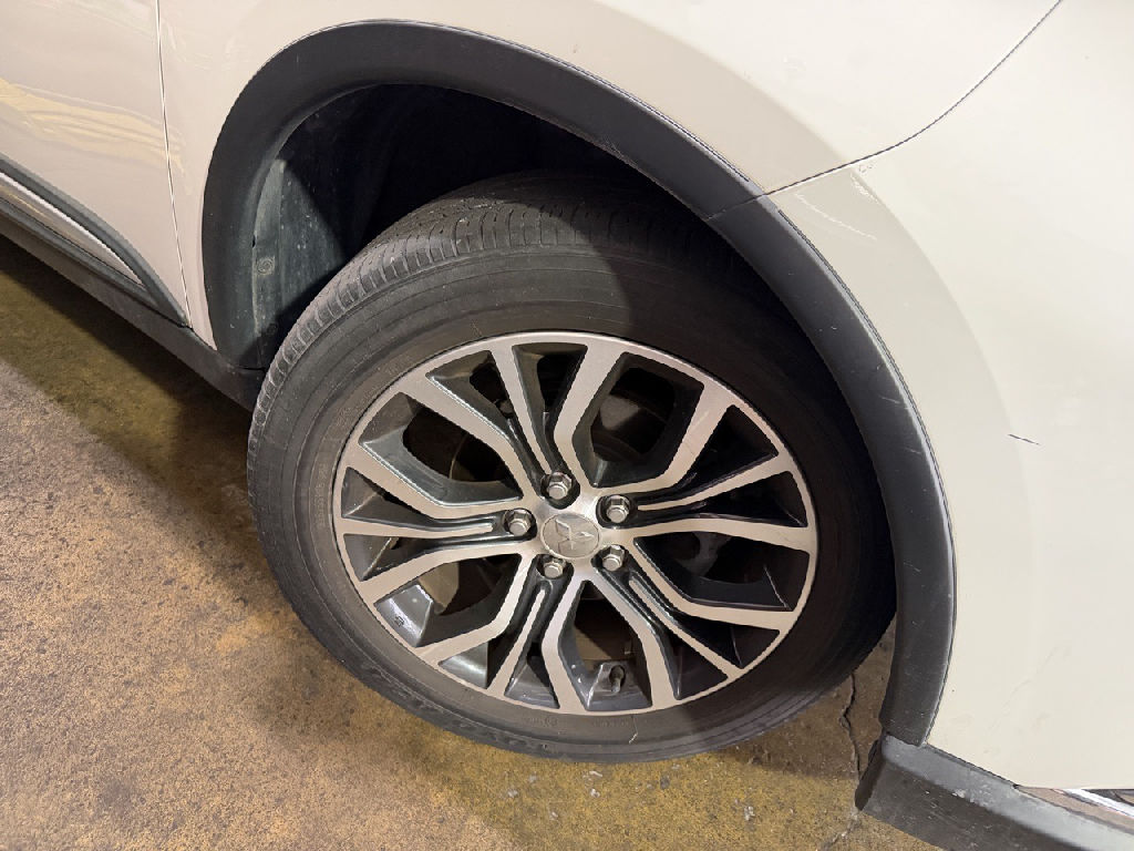 2017 Mitsubishi Outlander photo 3
