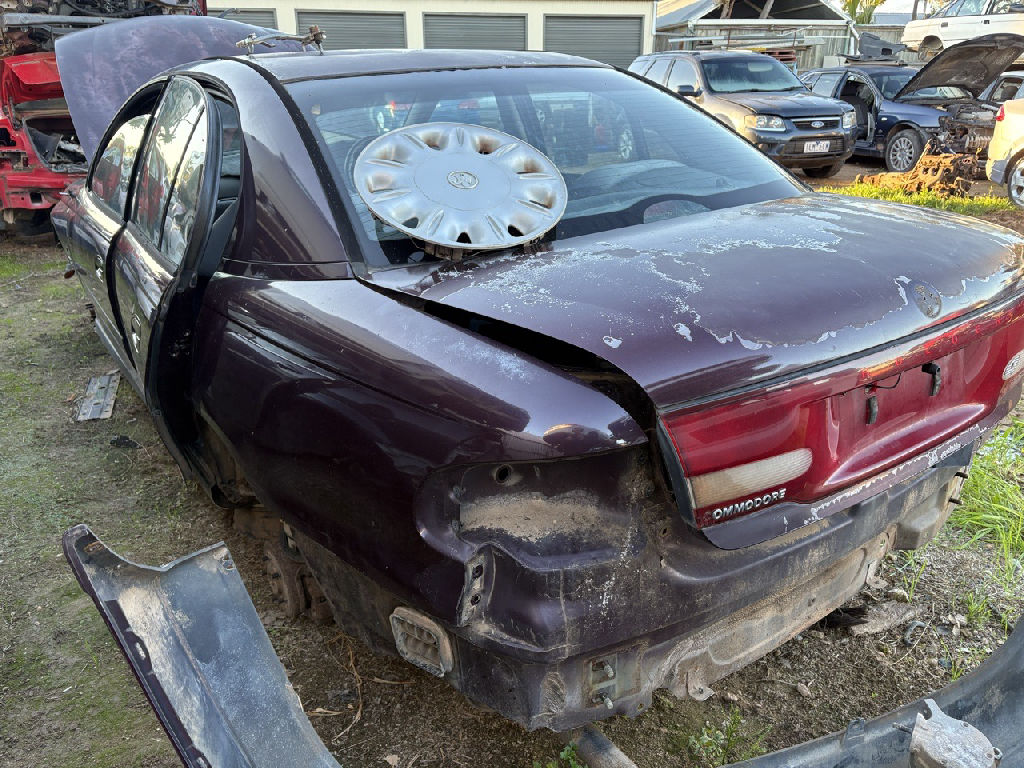 VT 1999 Holden Commodore photo 2