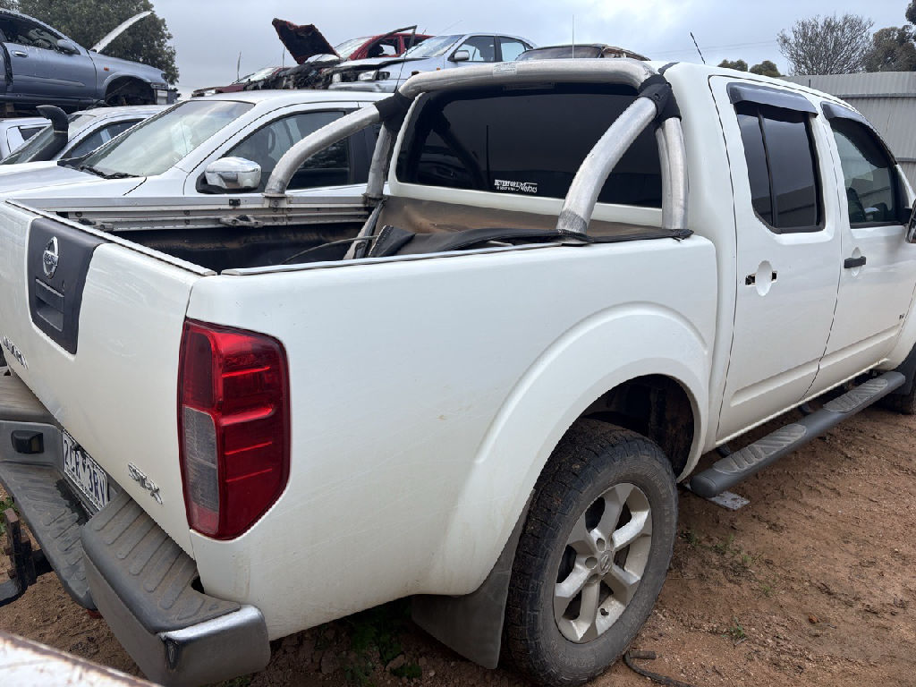 D40 V6 DIESEL SPAIN 2013 Nissan Navara photo 4