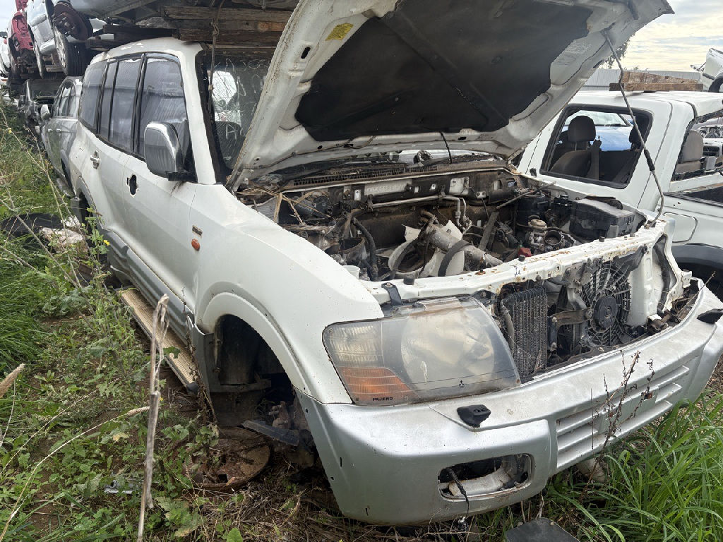 NH 2001 Mitsubishi Pajero photo 2