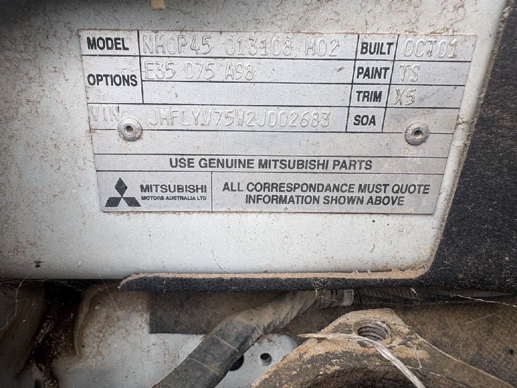 NH 2001 Mitsubishi Pajero photo 3