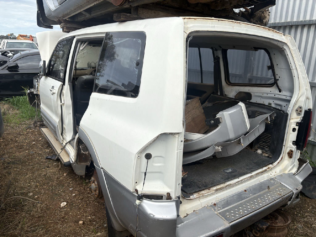 NH 2001 Mitsubishi Pajero photo 4