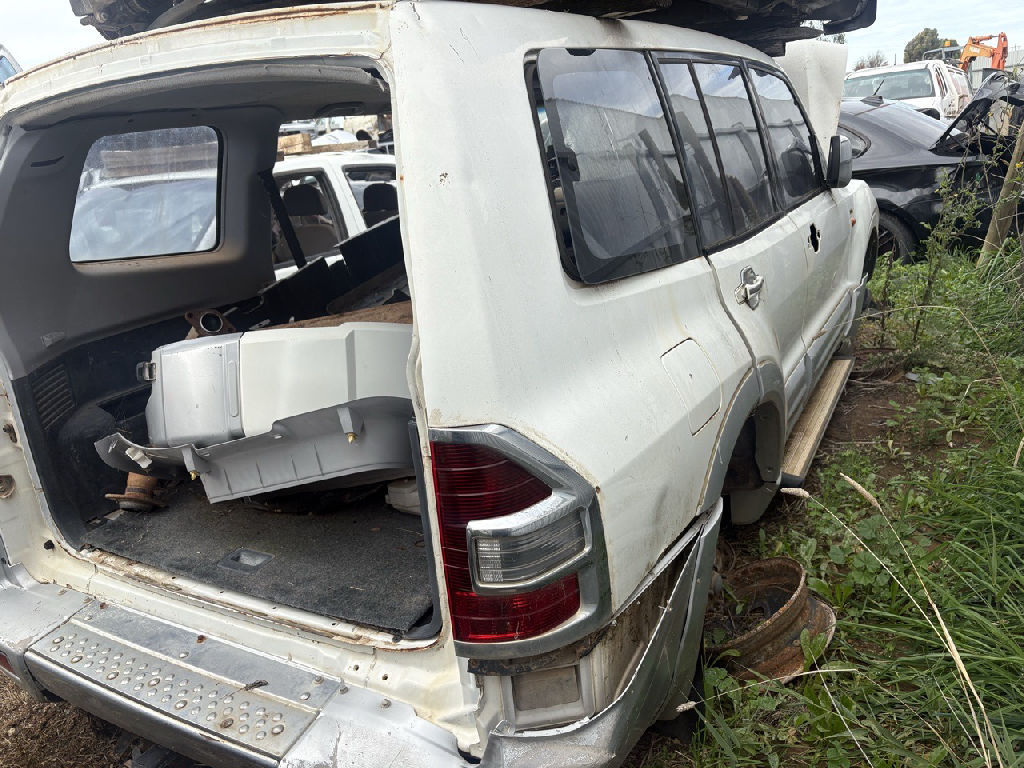 NH 2001 Mitsubishi Pajero photo 5