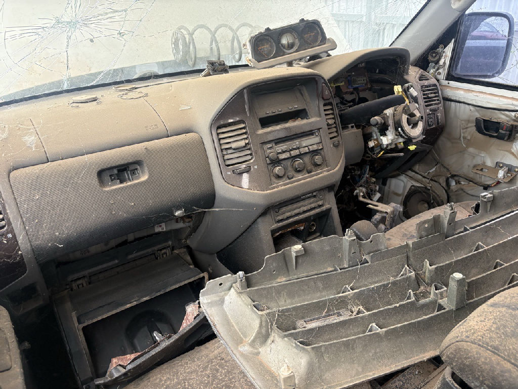 NH 2001 Mitsubishi Pajero photo 6