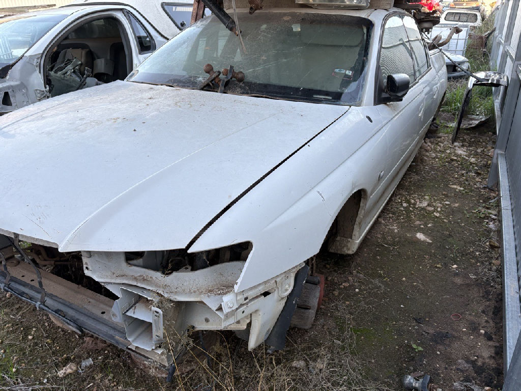 VZ CREWMAN 2005 Holden Commodore photo 2