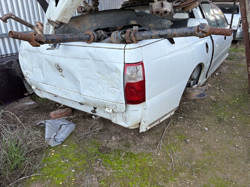 VZ CREWMAN 2005 Holden Commodore photo 5