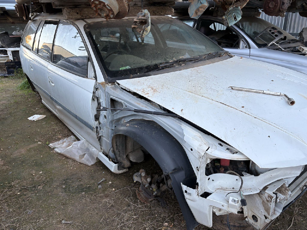 VZ 2005 Holden Commodore photo 2