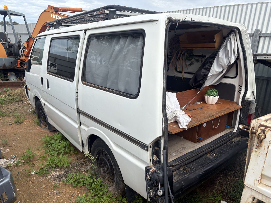 1999 Ford Econovan photo 2