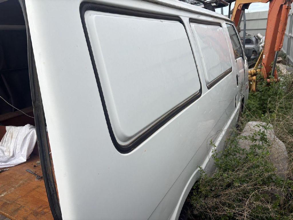 1999 Ford Econovan photo 3
