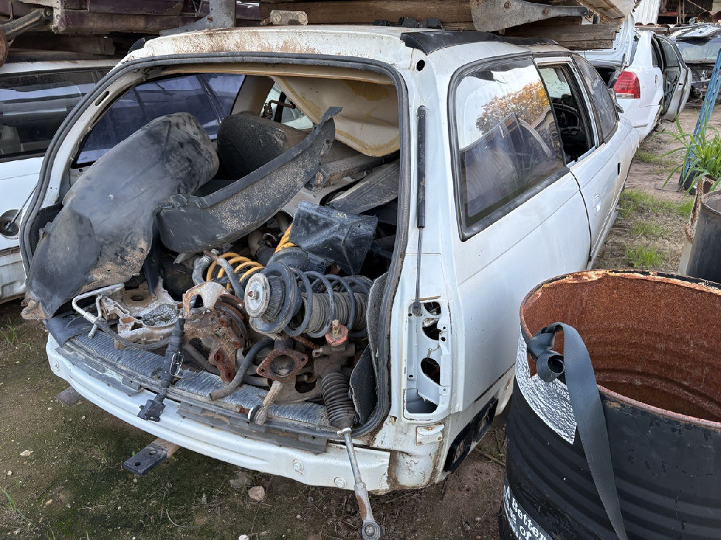 VY 2004 Holden Commodore photo 2