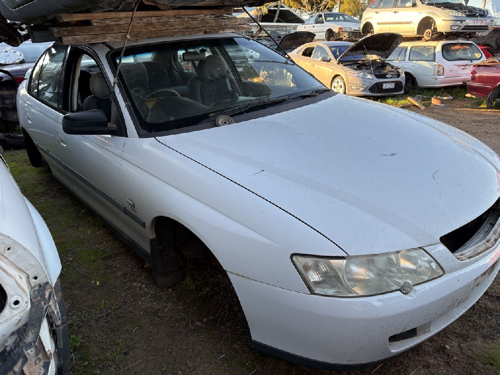 VY 2004 Holden Commodore photo 2