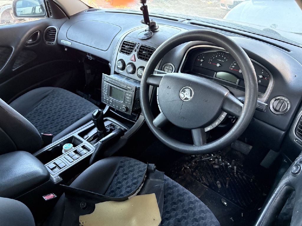 VY 2004 Holden Commodore photo 3