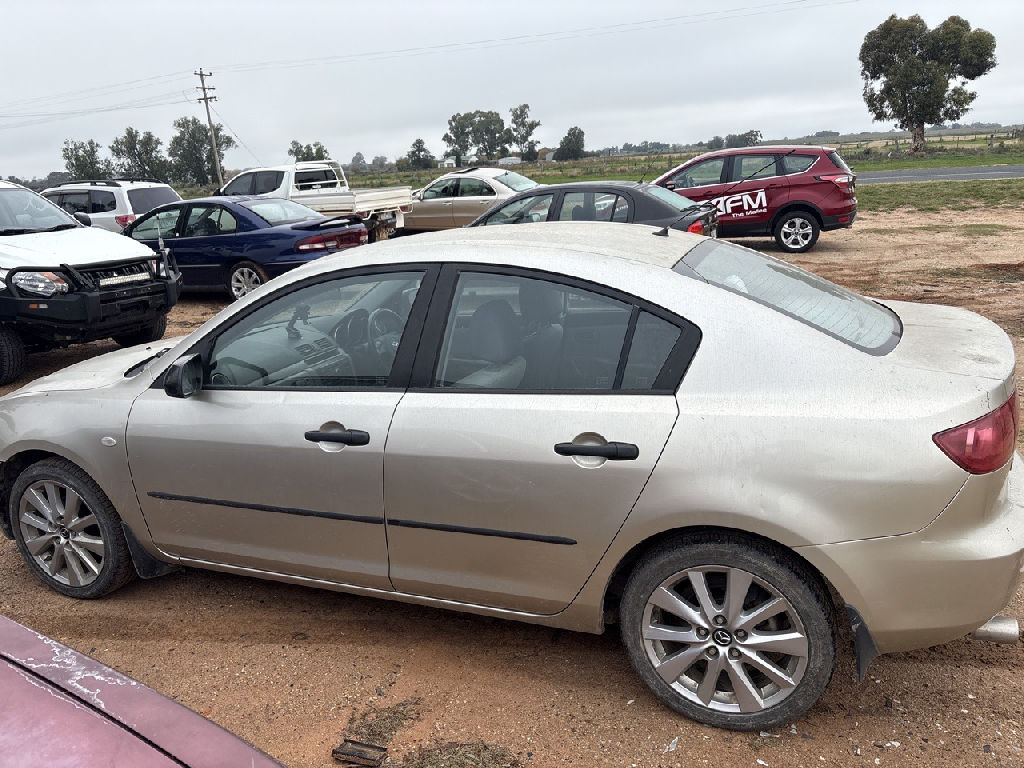 BK 2004 Mazda 3 photo 8