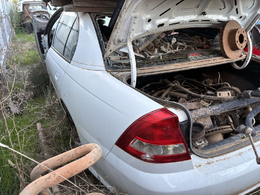 VZ 2005 Holden Commodore photo 3