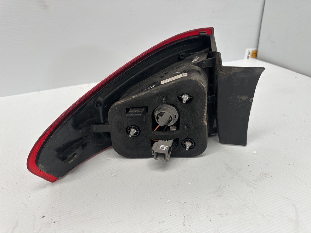 Rh Tail Light photo 2