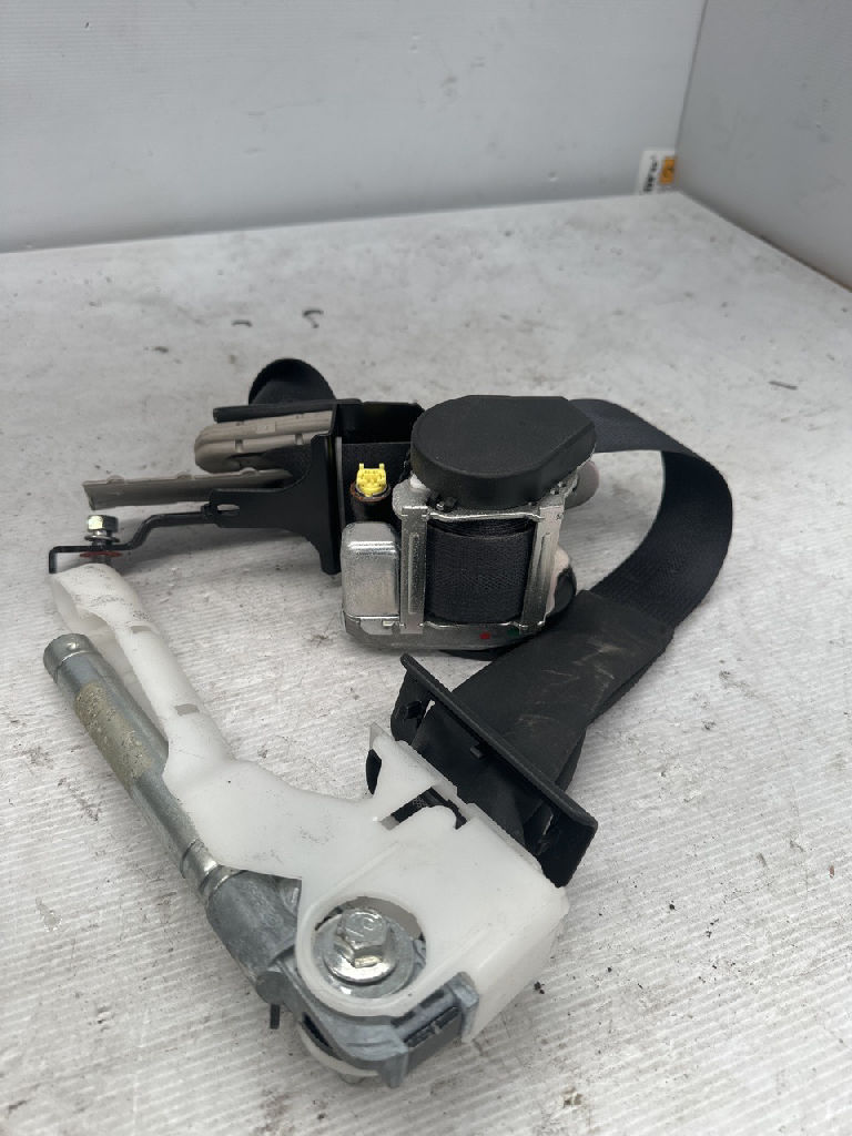 Rh Front Seat Belt photo 4