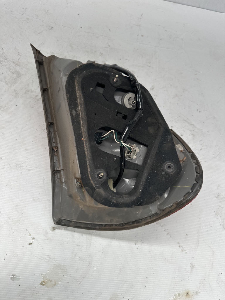 RH TAIL LIGHT photo 3