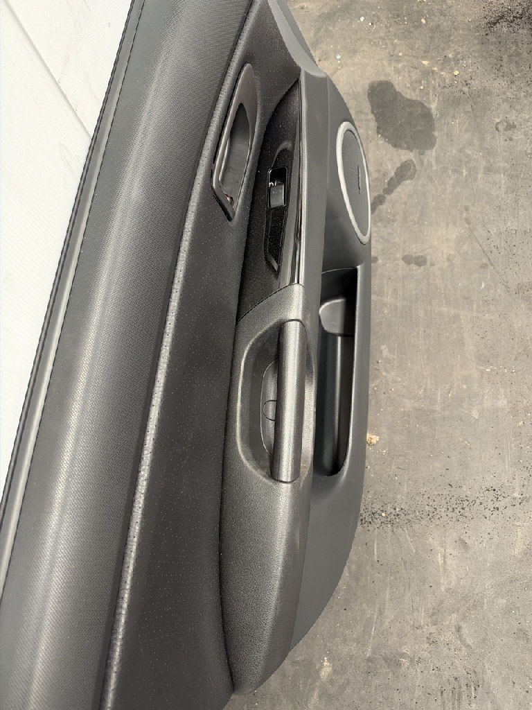 Lh Front Door Trim photo 2